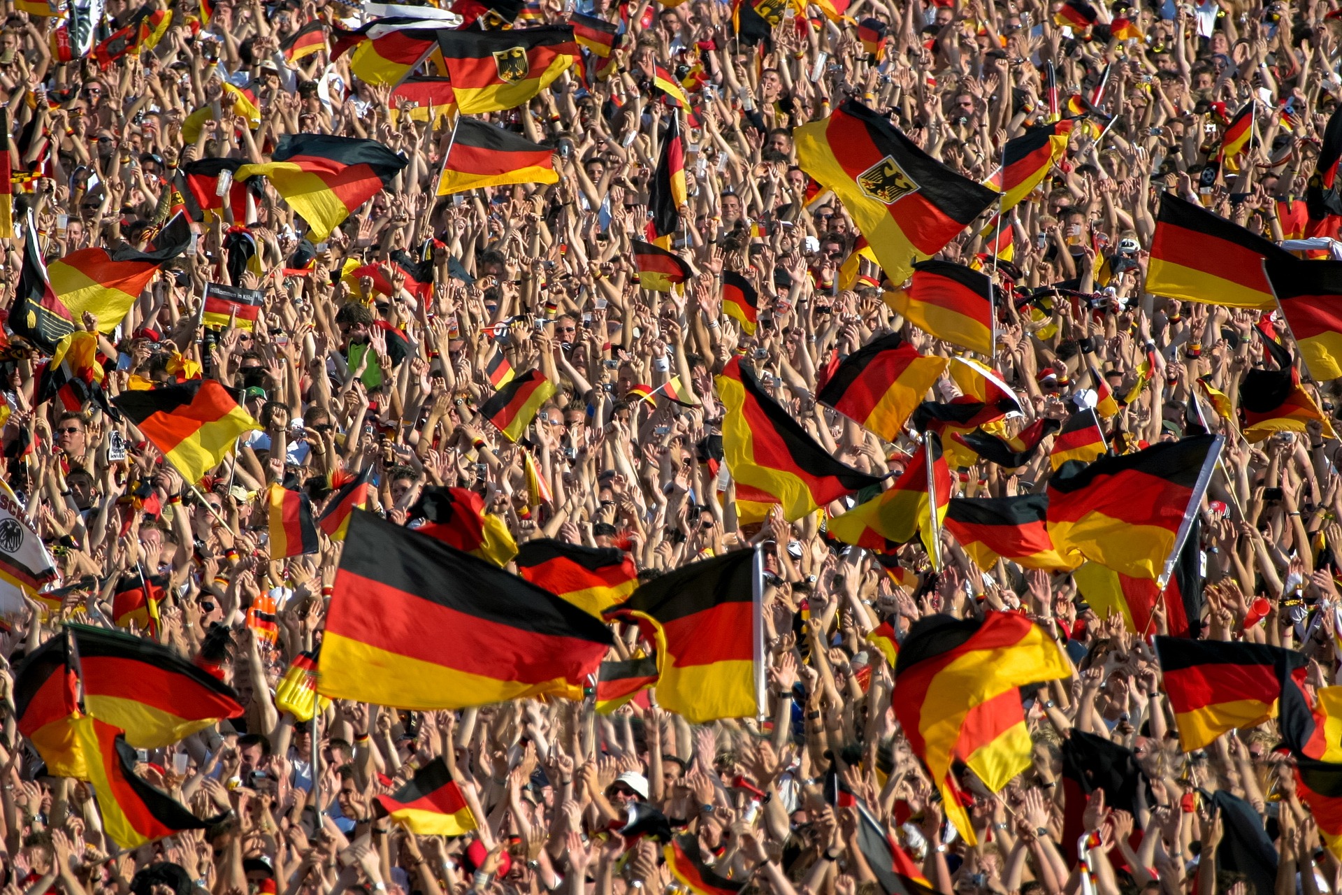 crowd-2140590_1920 Panama and Germany
